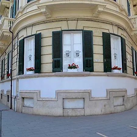 Oda ve Kahvaltı Conte Di Cavour 4*